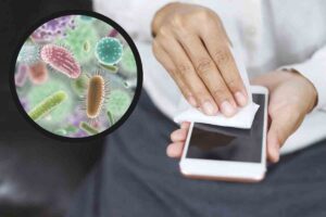 Pulire il cellulare e batteri