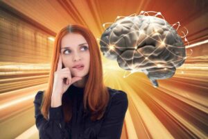 Donna pensierosa e cervello