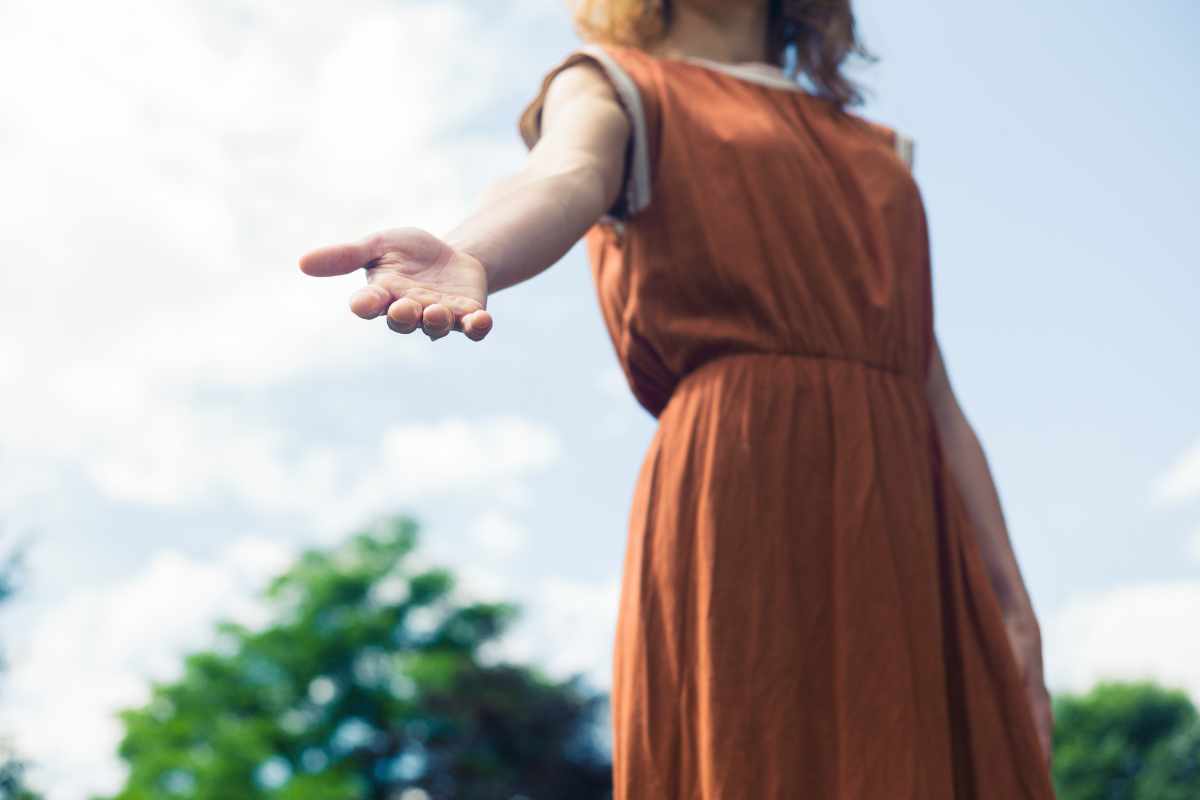 Donna con la mano tesa