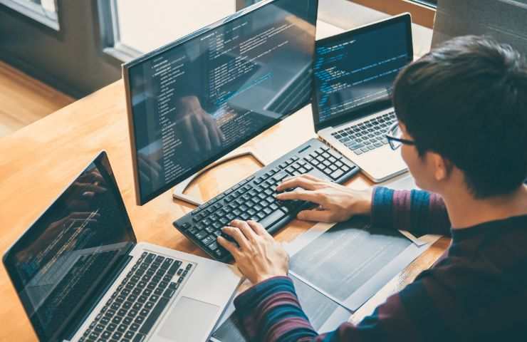 Uomo lavora con i computer