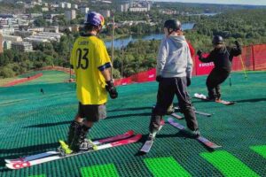 Ragazzi sulla pista da sci artificiale neverplast