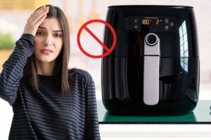 donna mano in testa e friggitrice ad aria