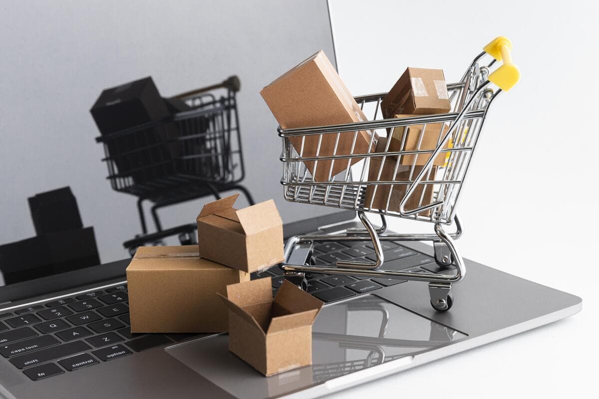 Carrello piccolo pieno di pacchi davanti a un computer
