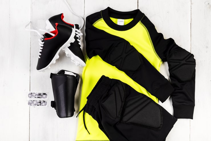 Abbigliamento sportivo, maglia, scarpe e pantaloncini
